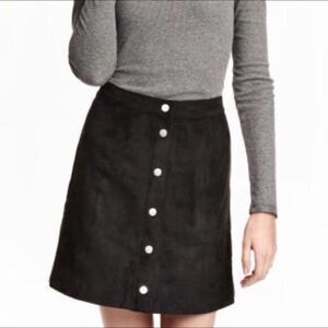 ✨ H&M black velvet button down skirt✨